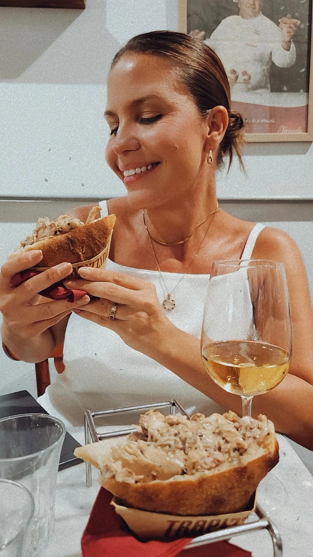 Camila no restaurante em Roma